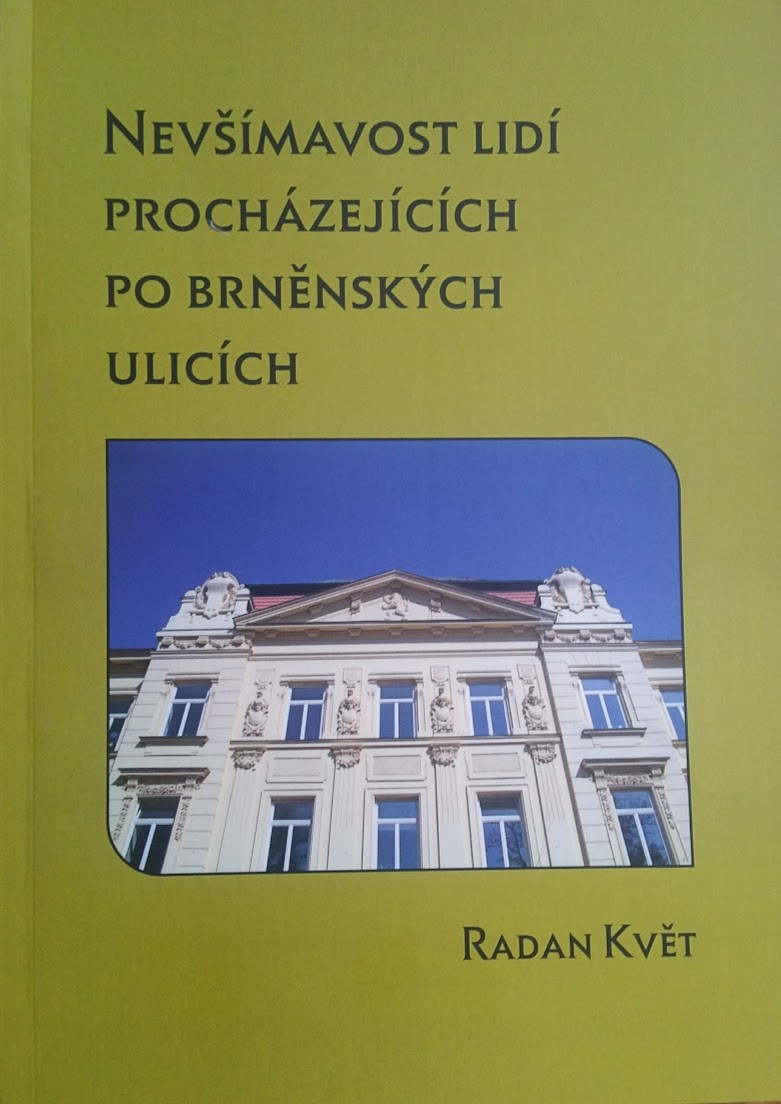 Nevšímavost lidí procházejících po brněnských ulicích